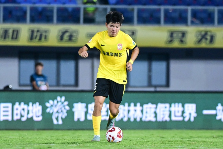 将加盟狼队! 体坛: 当地时间25日凌晨5点半, 徐彬启程前往英国