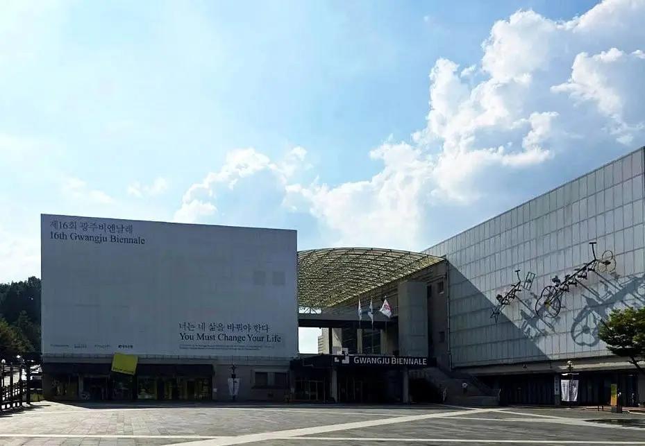 韩国人在光州艺术展上耍小聪明踩红线试探，以为能瞒天过海，结果直接踢到了铁板。中国