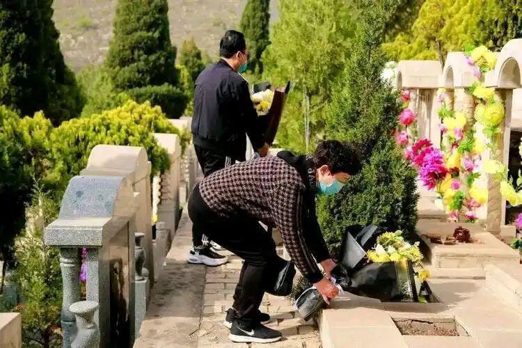 《经常上坟和不去上坟，区别有多大？答案可能让你意想不到》很多人觉得上坟就是烧