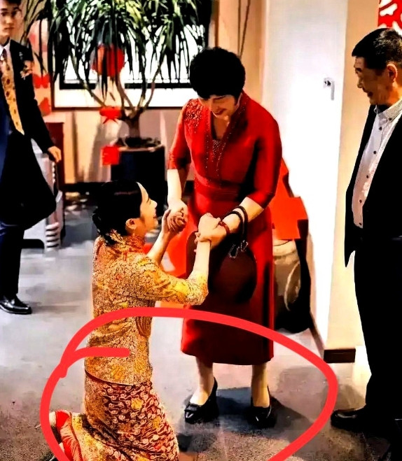 陕西，一婚礼现场，26岁的新娘，要给父母行跪拜礼时，谁料，他突然拨开人群，只见他