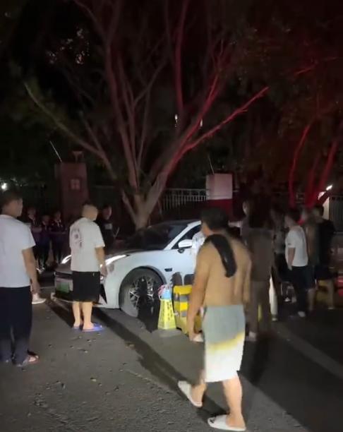 “必须判刑！”6月14日，重庆一男子开车途经某小区时，因前方车辆正在卸货，男子就