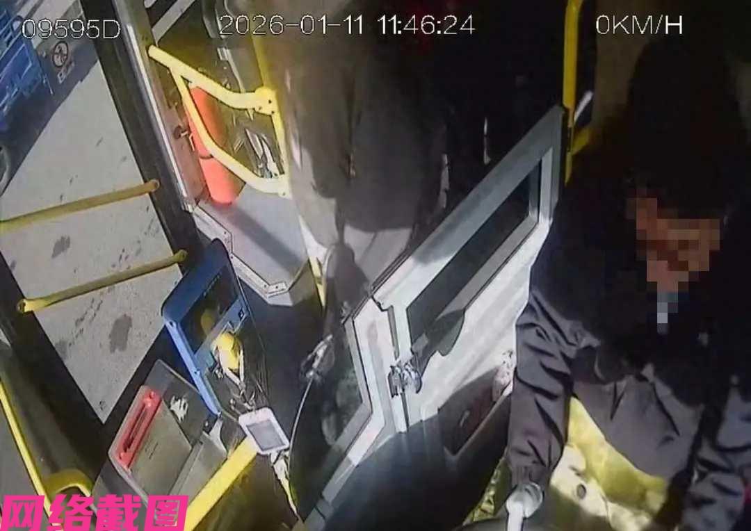 甘肃会宁有男孩在乘坐公交车，在到达公交站点时要求前门下车，但公交司机没同意。