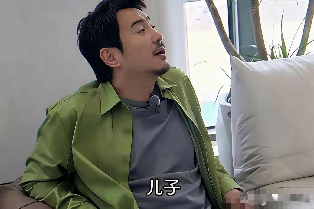 范丞丞：“你知道宝贝有几笔吗？”沈腾心里默写后说：“12。”范丞丞：“妈呀！