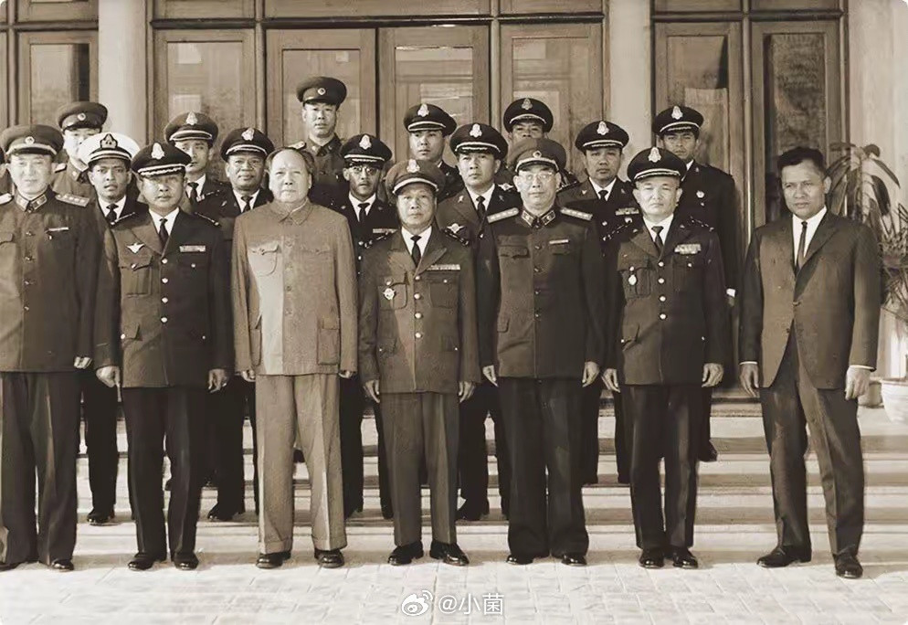 毛主席接见军队代表，军民同心筑军魂。老人家关怀暖人心，将士昂扬展风采，定格军政同