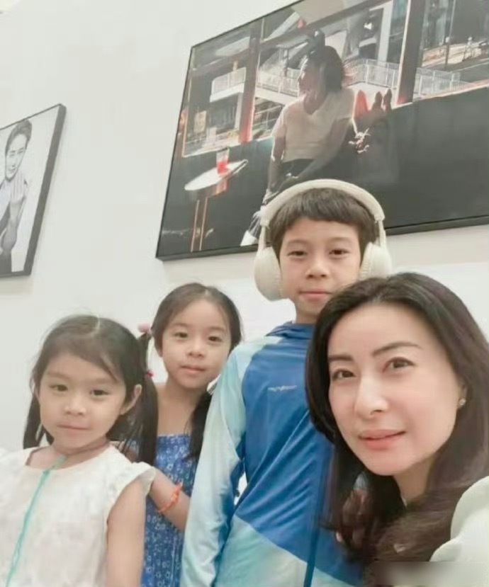 霍家基因真果然强啊，郭晶晶三个孩子老大像爷爷，老二像奶奶，老三像爸爸。​​​