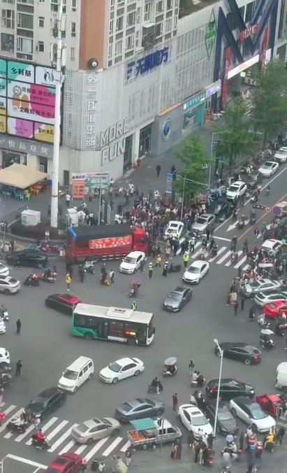 又是一起严重的交通事故，发生在重庆，大家走在路上的时候都应该多小心点，光是自己遵
