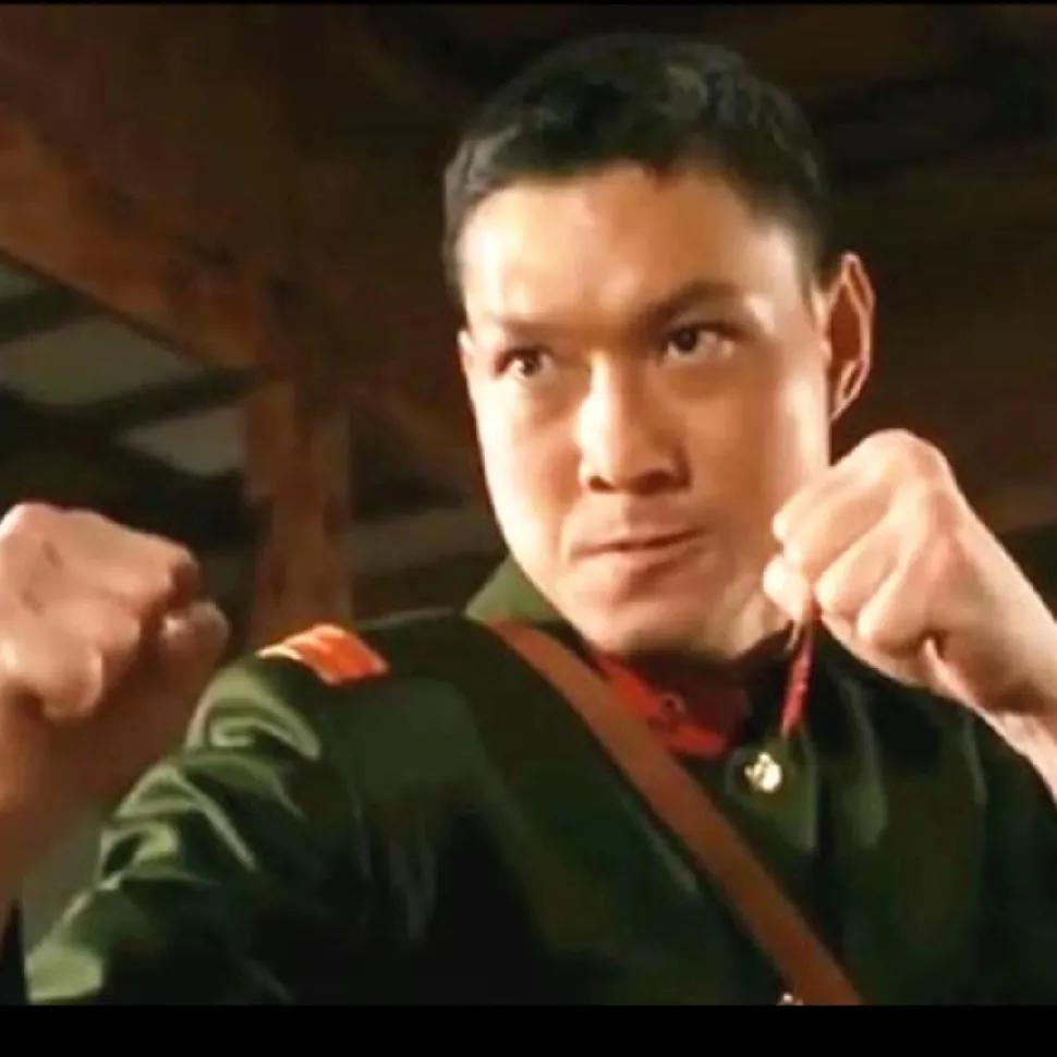 武打演员，周比利，在和李连杰拍电影，精武英雄，一场戏下来，有人发现，周比利坐在旁