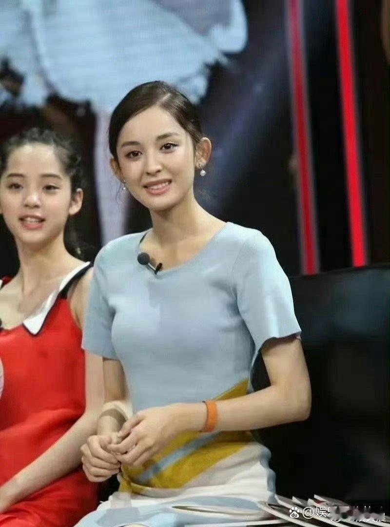 早年的欧阳娜娜站在娜扎身边，整个人就是软乎乎的小女孩既视感，青涩又可爱。