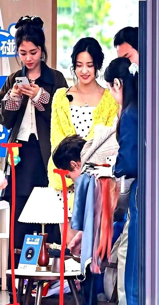 娱乐圈最扎心的不是身高，是比例。谭松韵只比沈月高3厘米，可站一起，沈月直接“蒸发