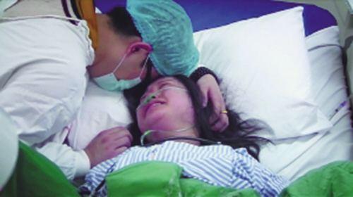 产妇疼8小时生下儿子, “砰”门开产床推出, 却不见产妇和宝宝?