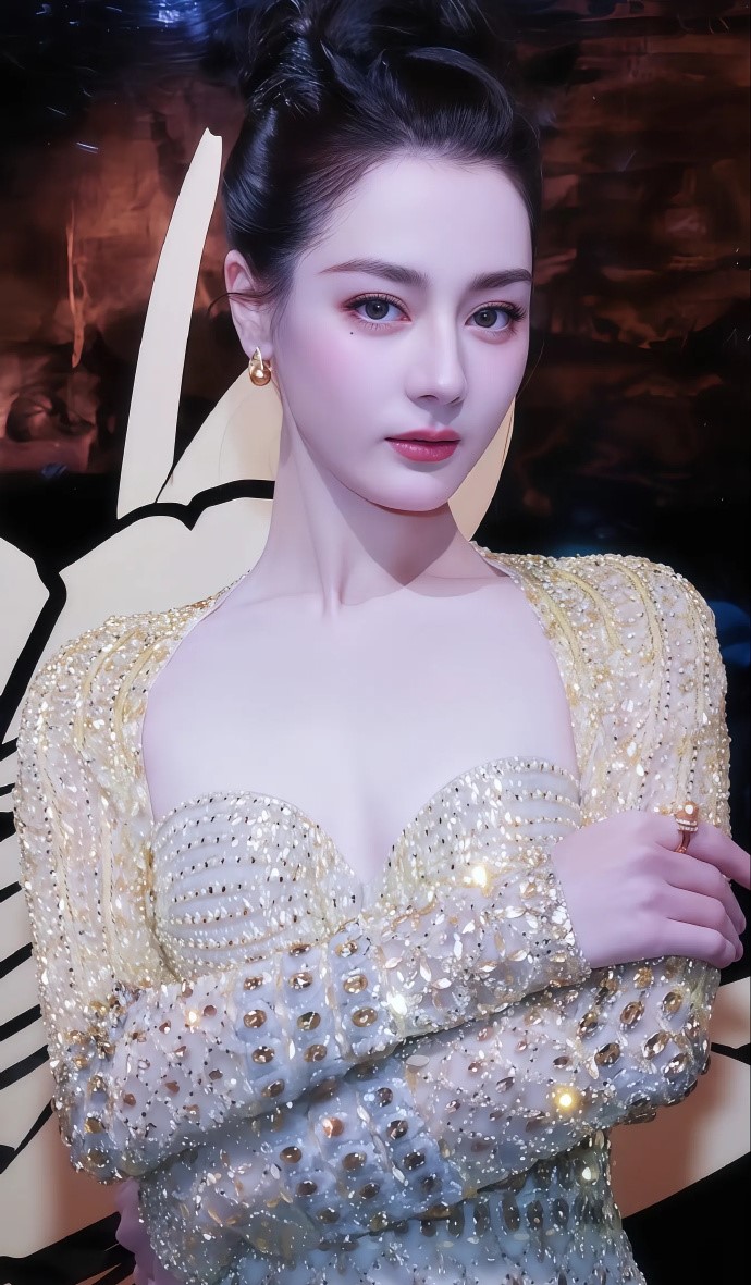 迪丽热巴身着金色抹胸裙美出圈，璀璨光芒令人移不开眼！