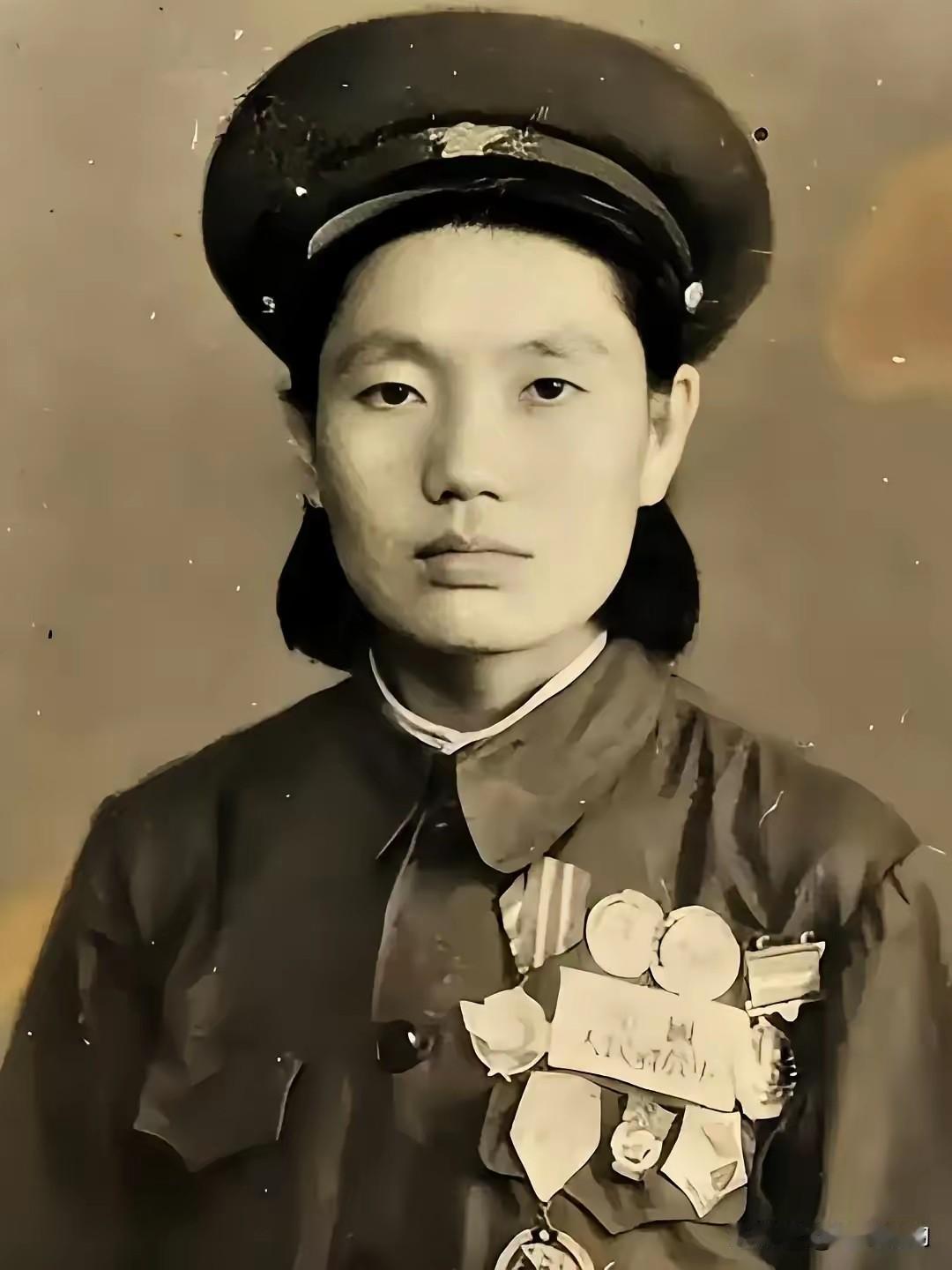 杨金莲，藏名板登卓，四川阿坝藏族女红军，长征中年龄最长的女战士，享年102岁。她