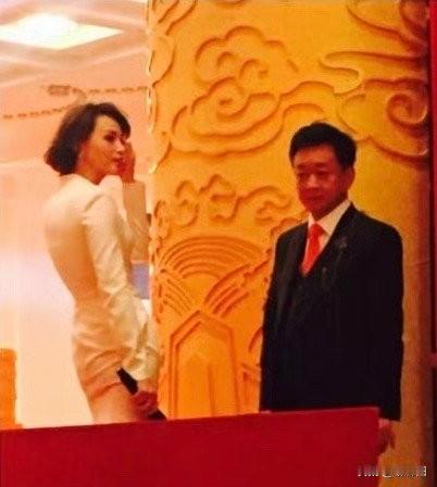 董卿年轻时身材有多好？看看朱军的表情就知道了。董卿的身高为169cm，身材纤