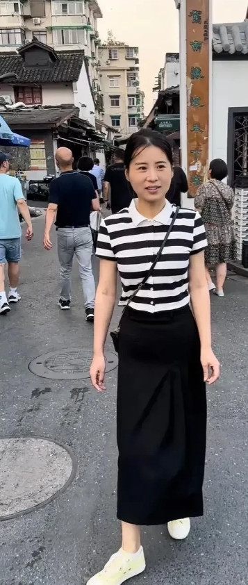 我妹妹28岁了，和她男朋友谈了5、6年，平时也同居，但她男朋友一直没有结婚的