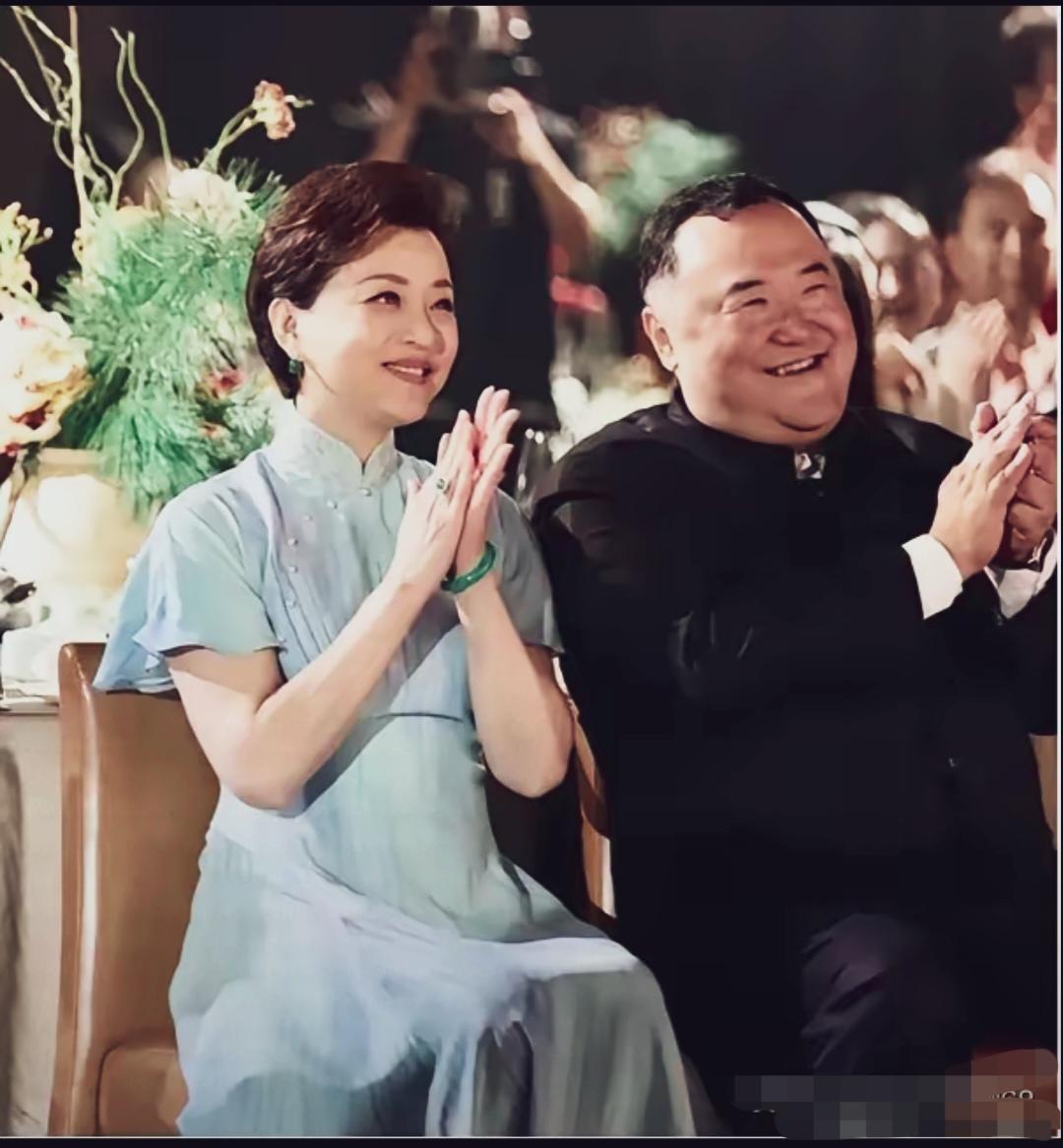 其实他俩还是挺有夫妻相的，五官很相似，只是老公胖了点！