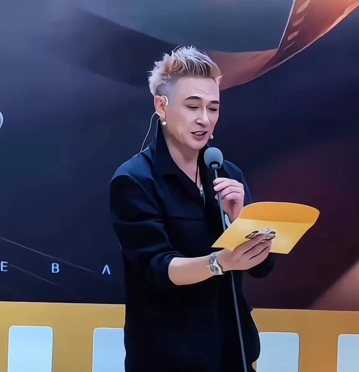 吴镇宇这可塑性真强，60多岁的年龄了，这样一捯饬，硬生生年轻了二十岁，把自己捯饬