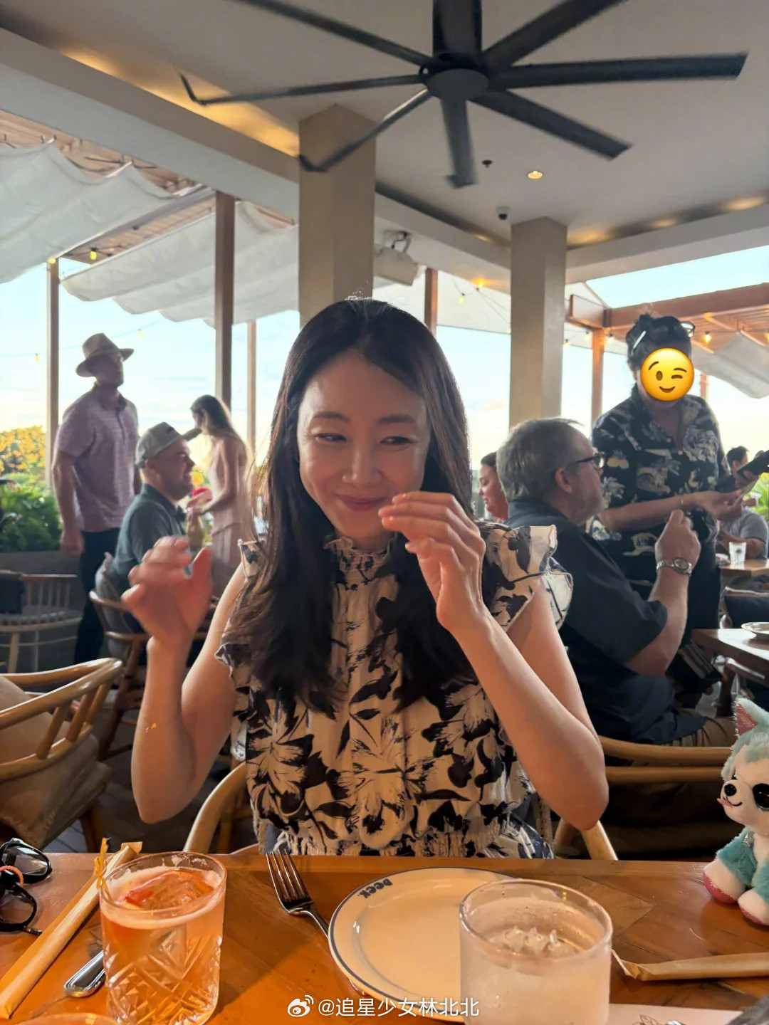 51岁的崔智友和女儿在夏威夷度假，她女儿已经6岁多了。​​​
