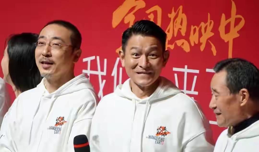 昨天刷到《流浪地球3》首映票房破10亿的时候，我手里的爆米花差点撒一地！说真