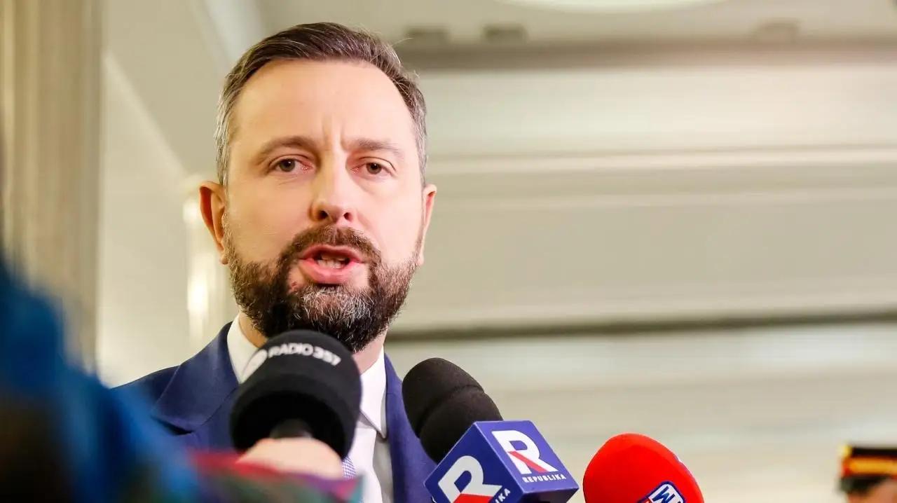 【埋汰人】据路透社12月10日报道，波兰国防部长瓦迪斯瓦夫·科西尼亚克-卡梅什