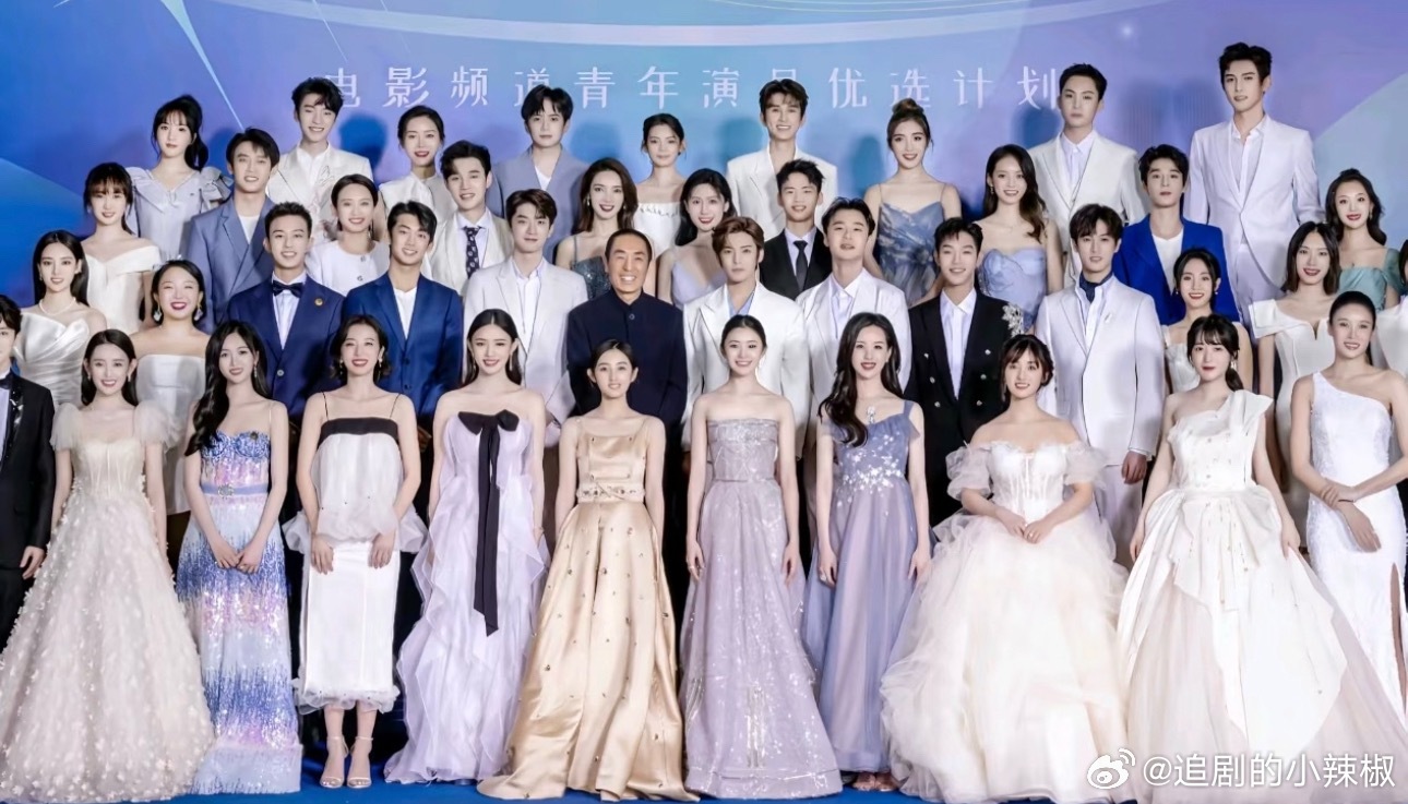 一眼扫过来C位还是有道理的，大光明在一众发型里也很突出