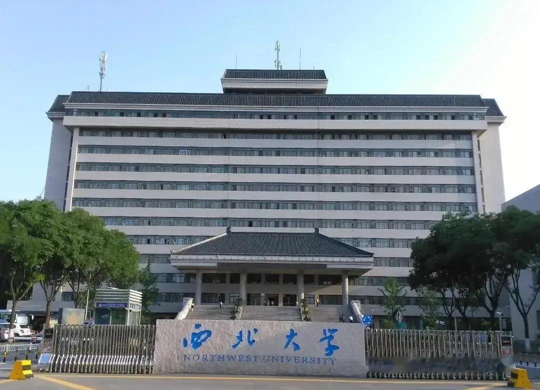上周跟发小吃饭，他提起来前阵子逛商场碰着初中同桌的事，说的我都替他尴尬。那同桌儿子刚高考完，发小嘴快