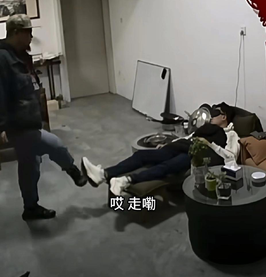 幸亏多看了一眼！12月9日，山东青州的徐先生办公室烤蜜薯一氧化碳中毒昏迷，员工下