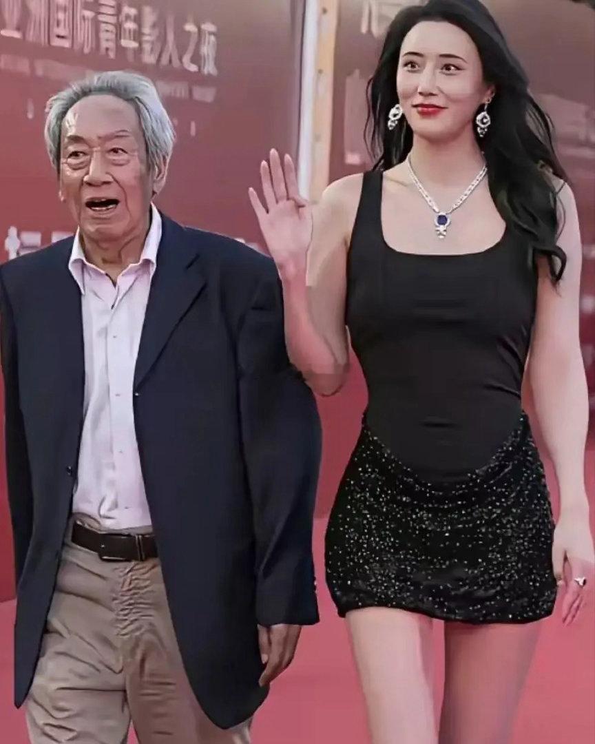 79岁的王奎荣确实老了，满头白发尽显岁月痕迹，但精神头十足，风采依旧。他的妻子饶