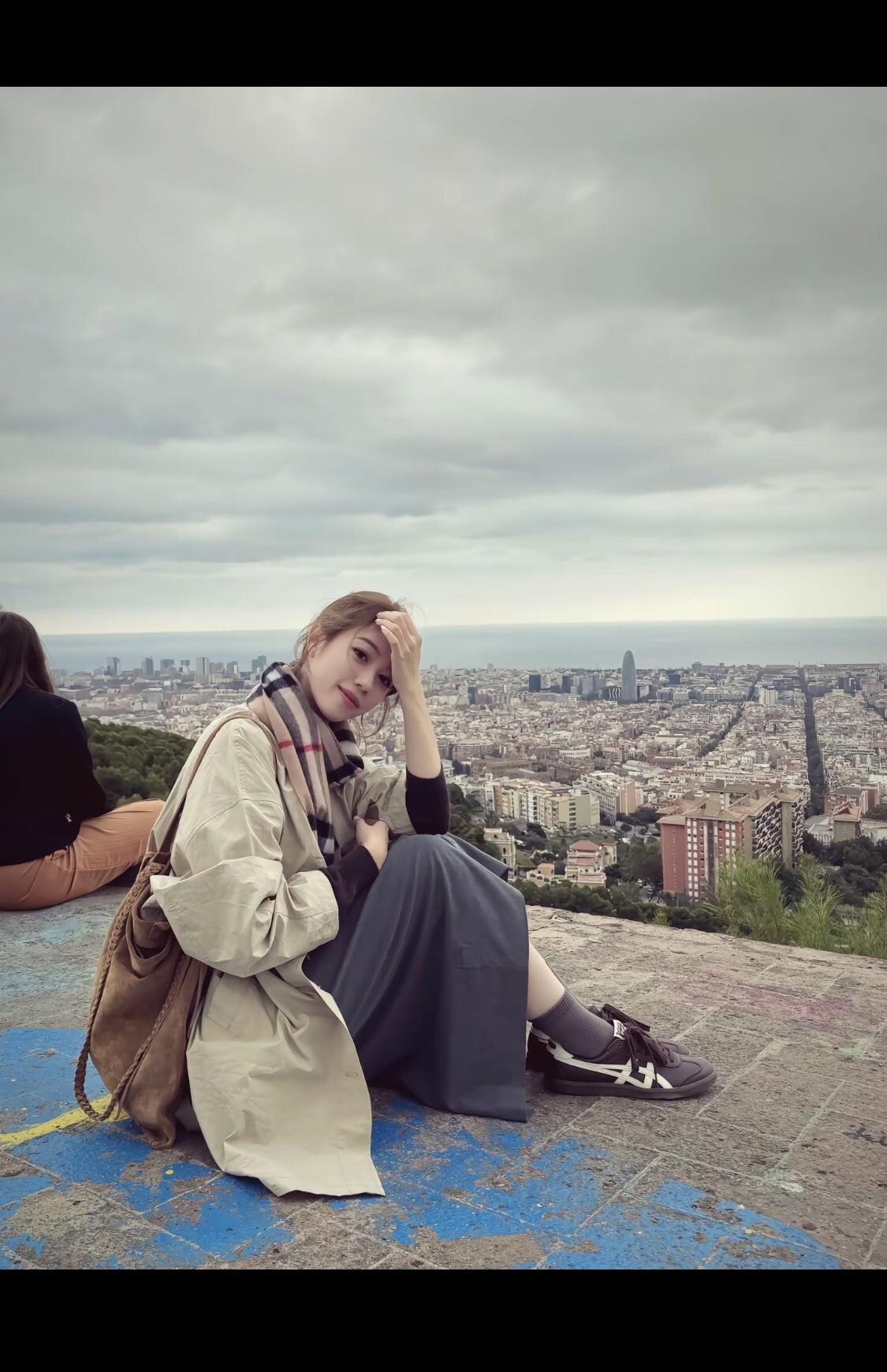 优雅漫步在古典建筑中，感受时光的静谧与美好。