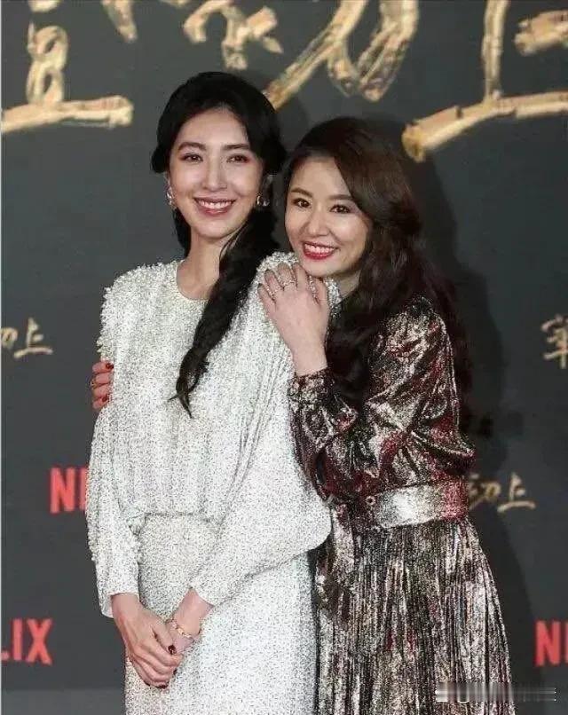 林心如身边的这位美女也太吸睛了！看着莫名眼熟，五官和气质都很有辨识度，可就是想不