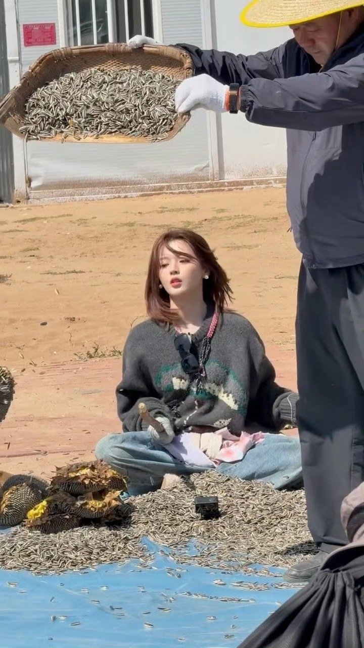 杨超越瓜子西施杨超越扮瓜子西施的路透太有感觉了！每一个动作都透着戏感，让人眼前