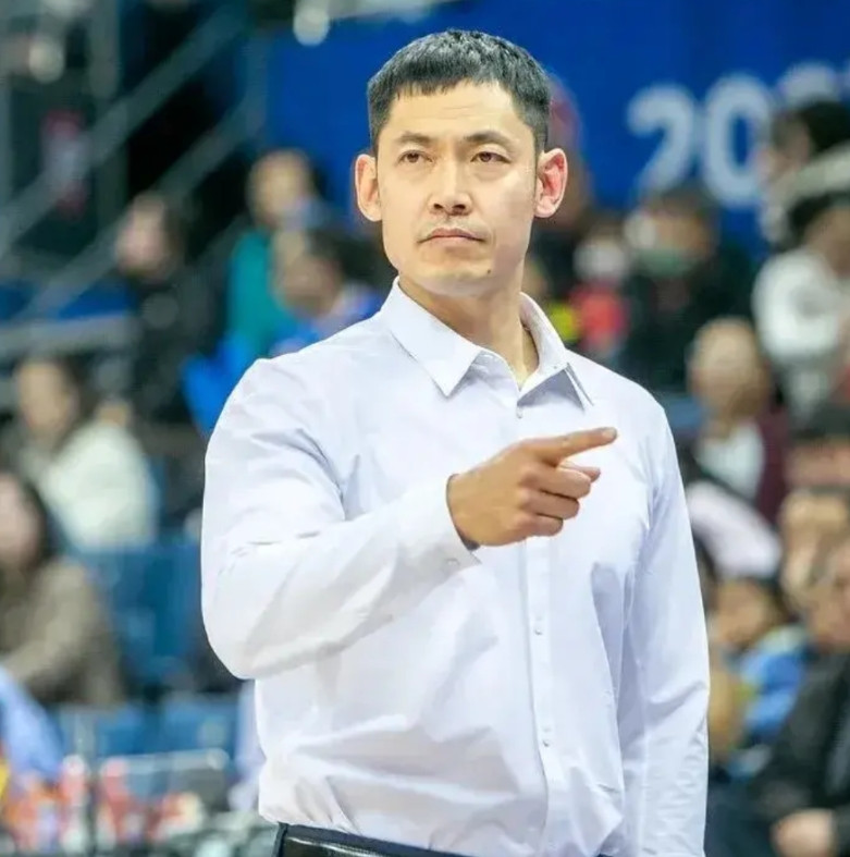 张庆鹏带领北京北控男篮打cba夏季联赛首败，这也是他上任北京北控男篮主教练第一场