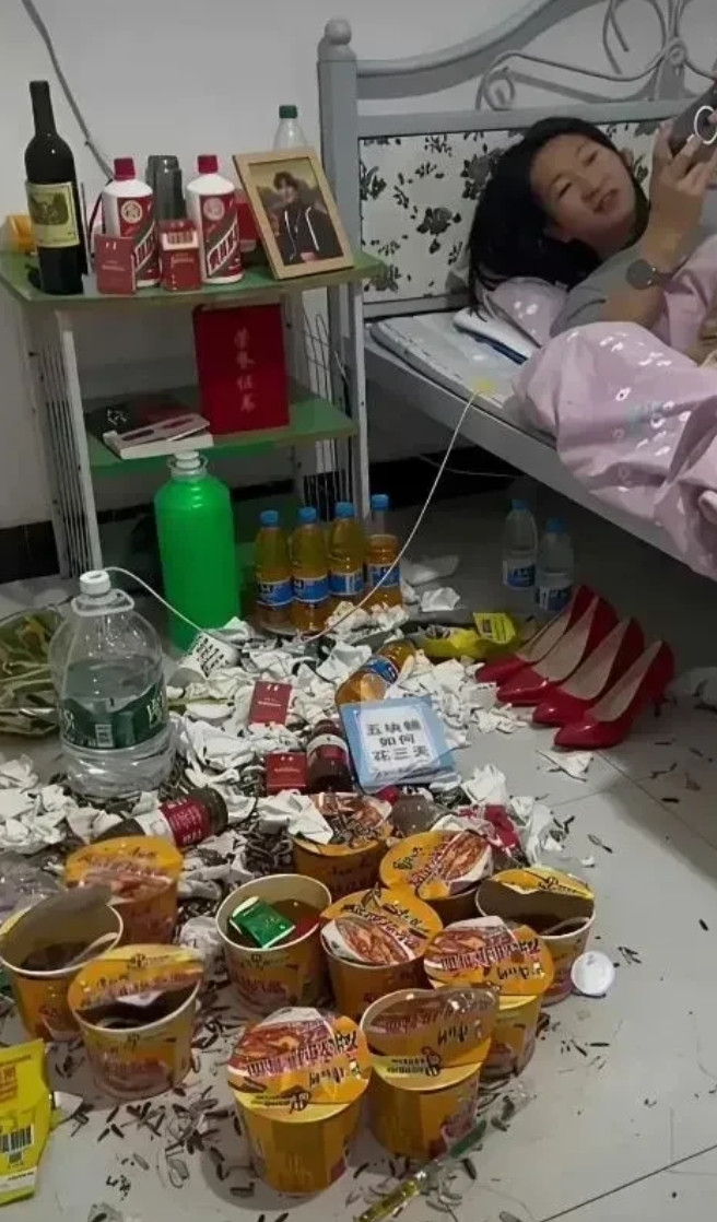 小姐姐这房间炫得……真是让人目瞪口呆啊。[捂脸哭][捂脸哭][捂脸哭]