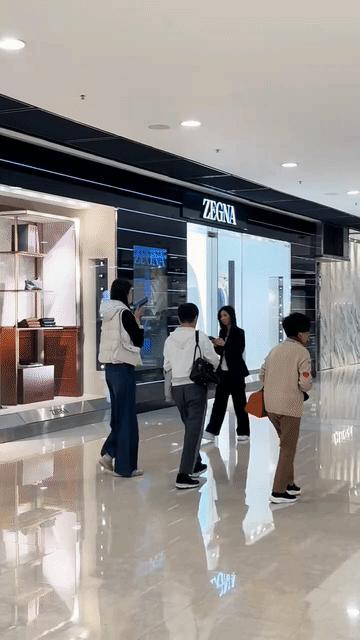 奚梦瑶和婆婆关系这么好啊！两人一起闲逛好松弛，好随意，一看就是经常一起出来溜达，