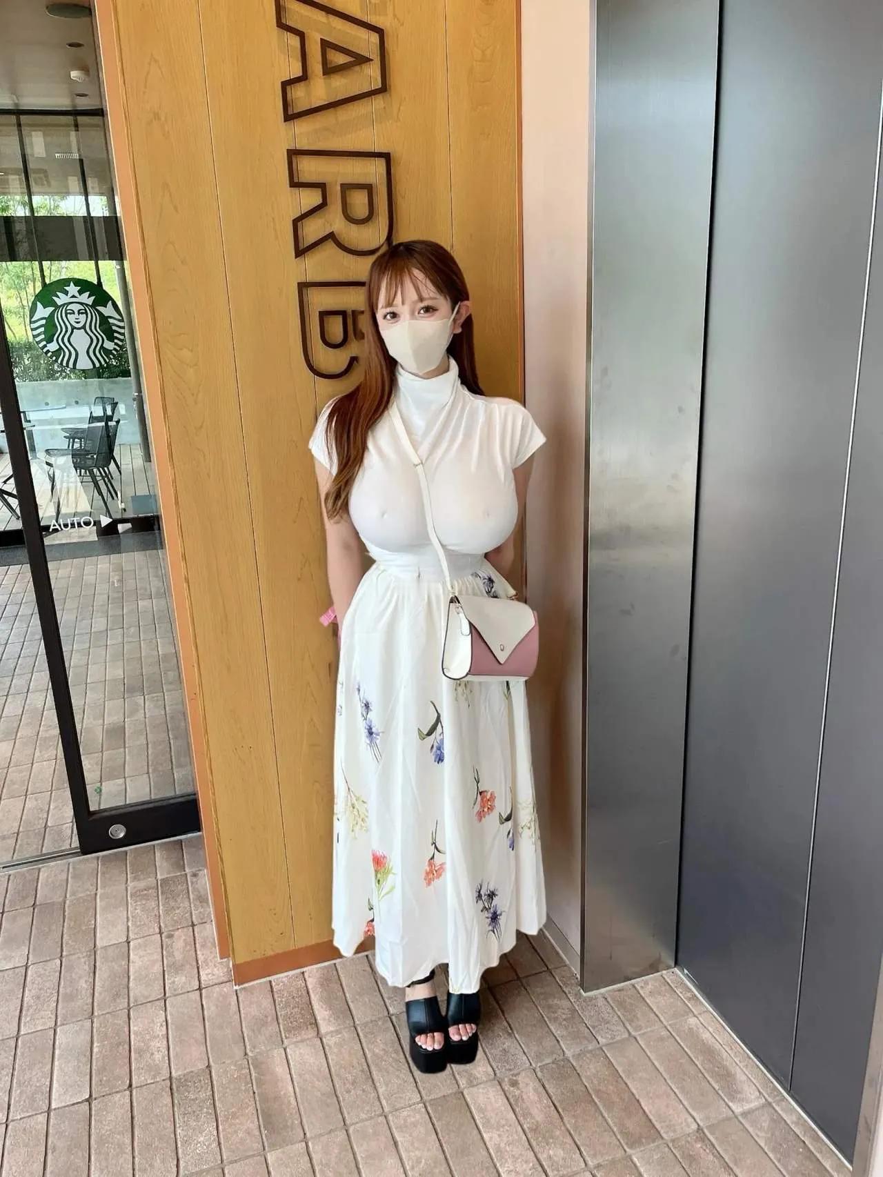 青少年时期的帅哥，可能更注重美女的外貌，比如青春靓丽的容貌、时尚的穿搭、活泼开朗