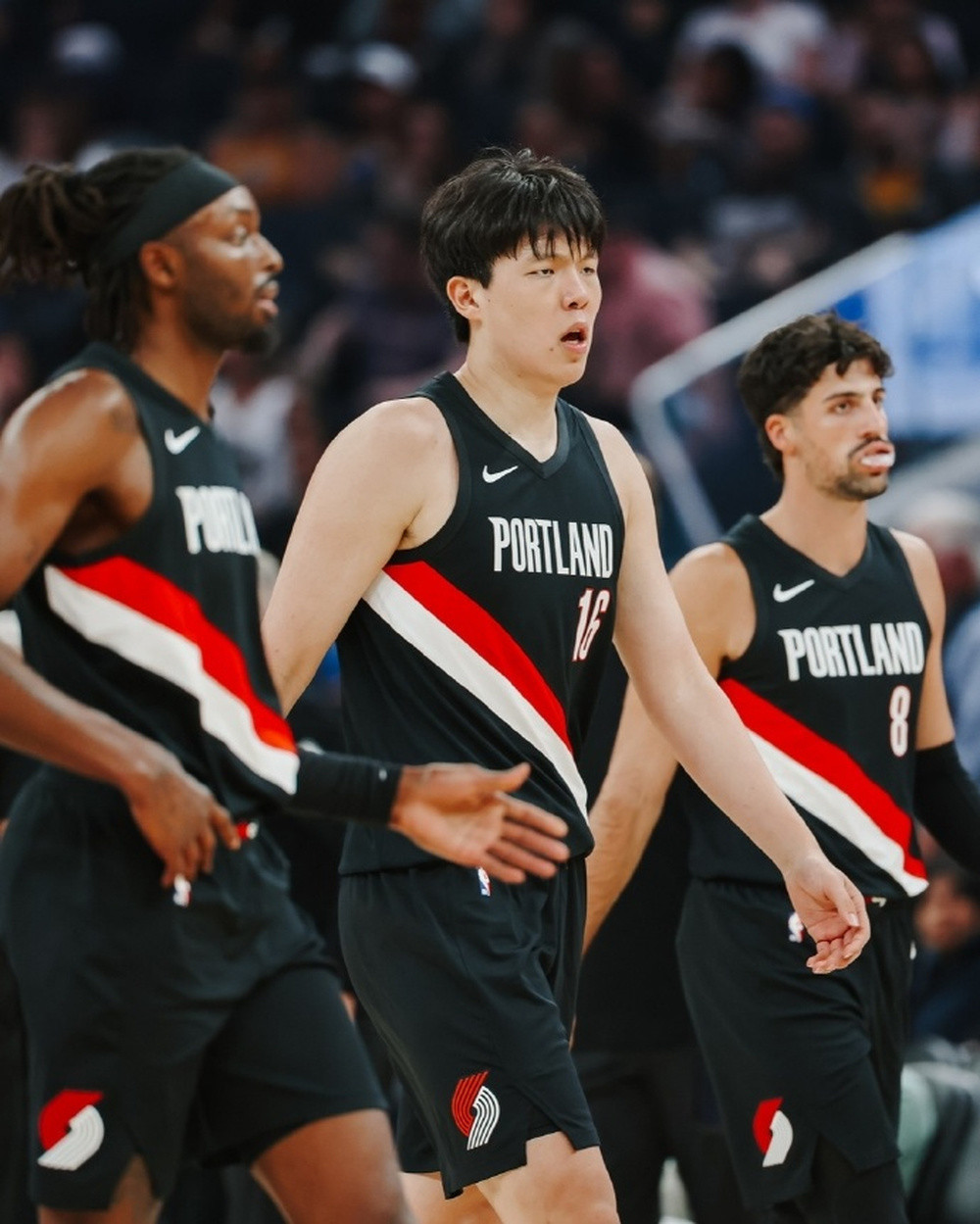 杨瀚森迎来首场NBA季前赛, 贡献4分4篮板, 6次犯规被罚下场