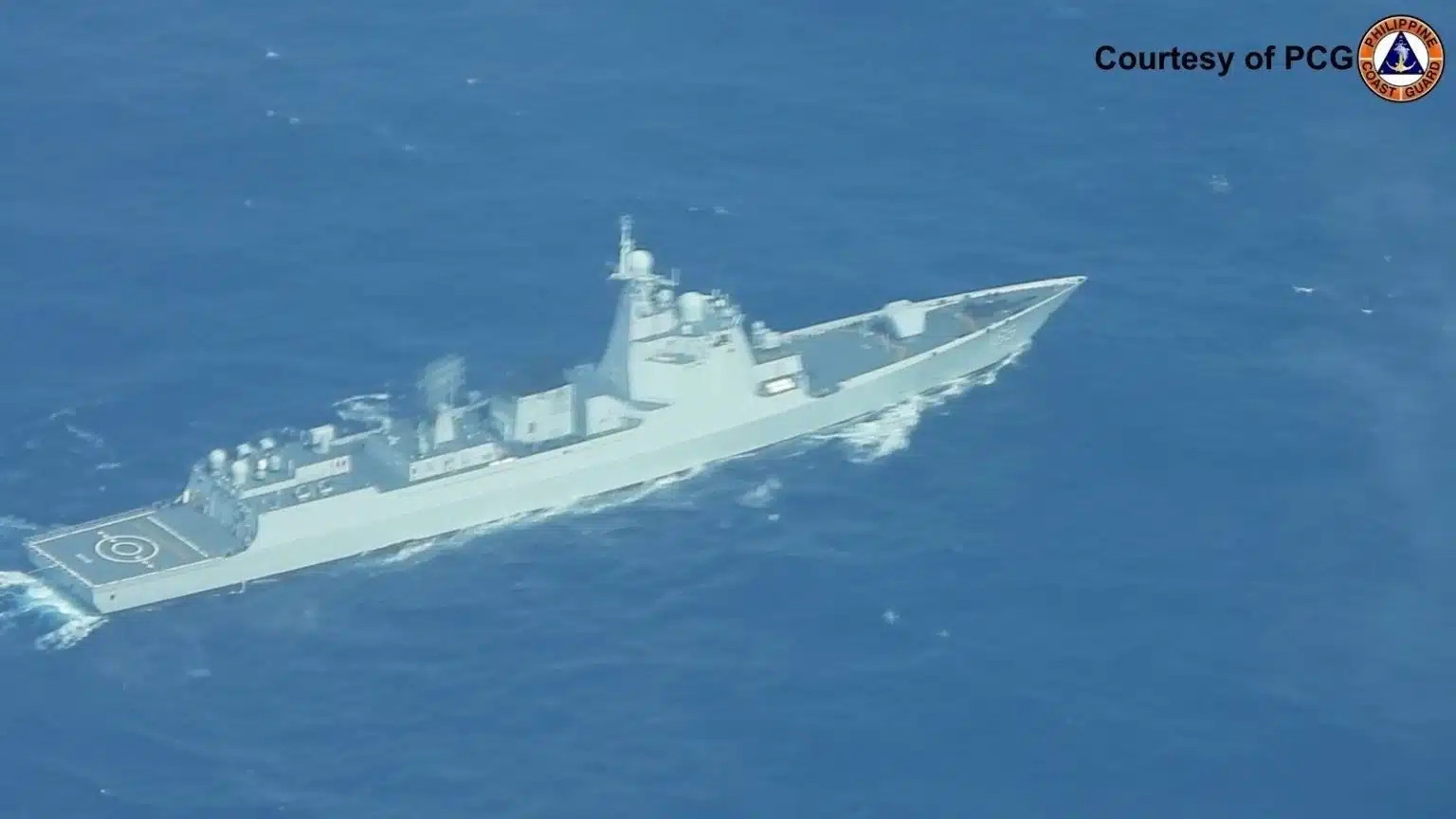 菲律宾海警巡逻机镜头下，最近正在守卫黄岩岛的海军052D型驱逐舰湛江舰和054A