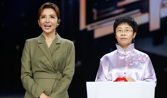 北大才女48岁至今未婚，朱迅问她：“你最想嫁给谁？”没想到，她脱口而出说的一个名