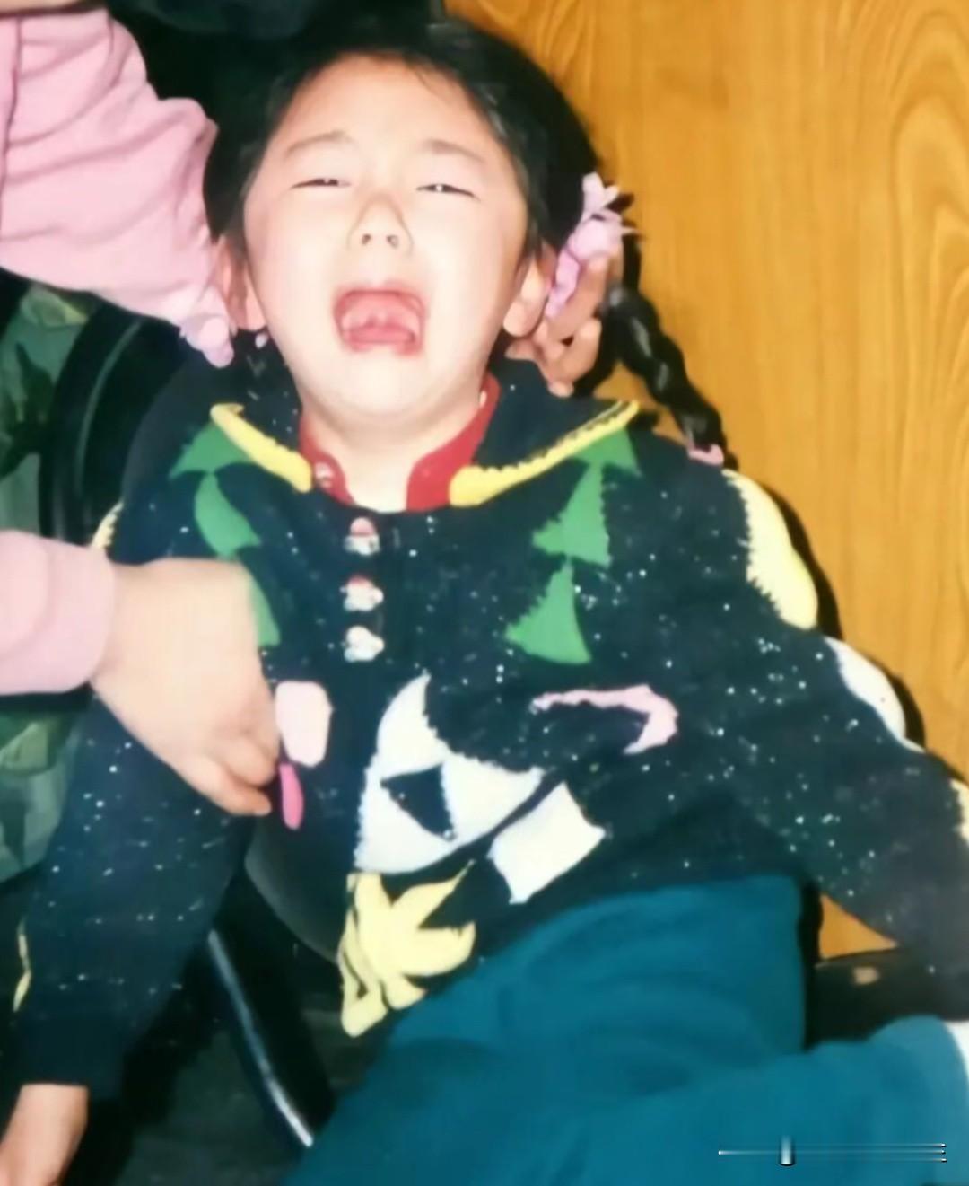 回看松韵的童年时光，那无忧无虑的笑容，可爱得让人想一键保存📸少女的笑容松韵好