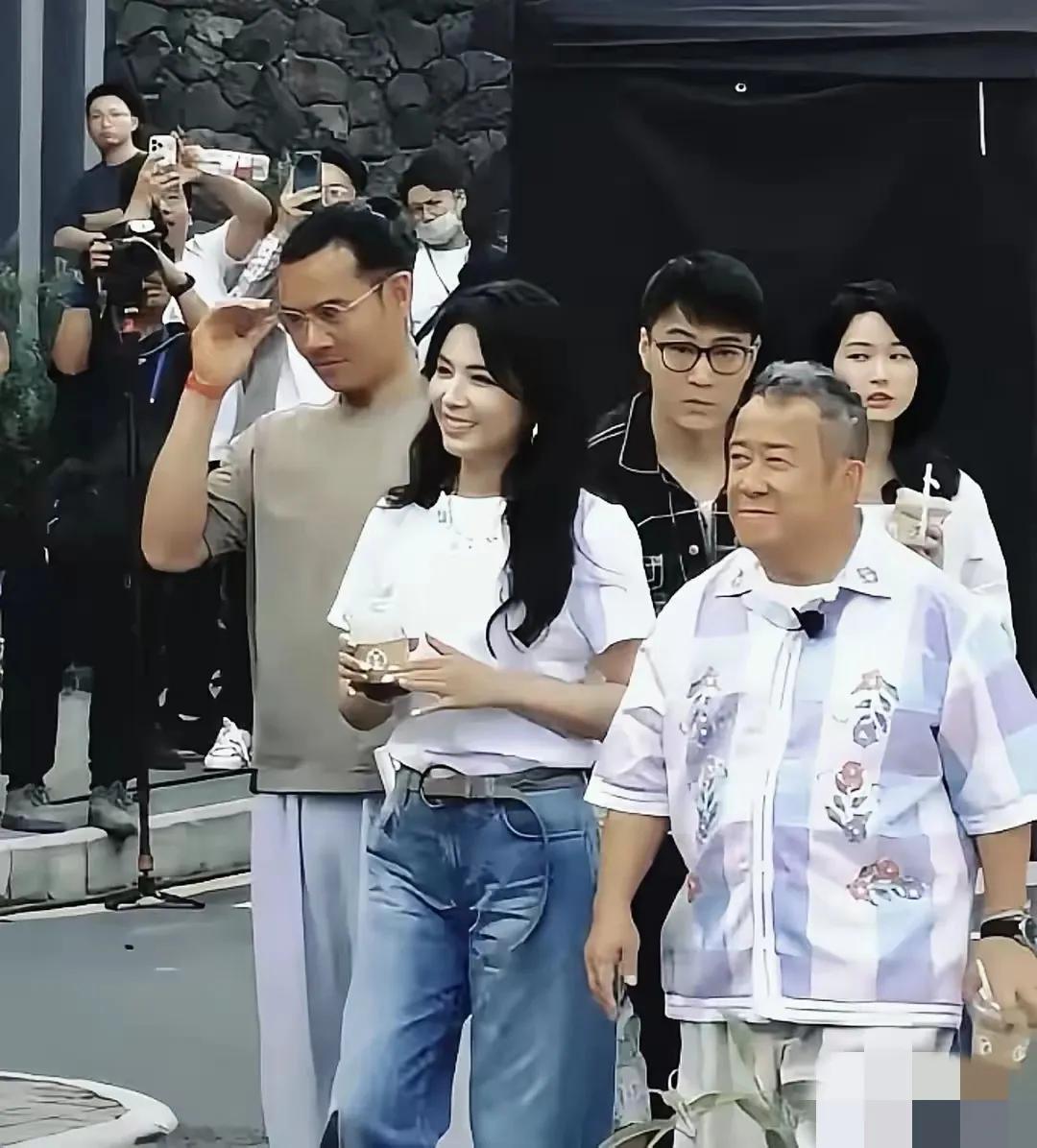 哇！网友在杭州街头看到了刘涛和曾志伟，这街拍角度，女神和她的伙伴们走得好自然，笑