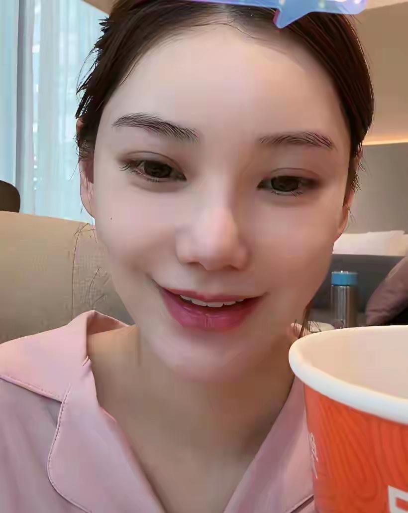 马小梅善良温柔尽显魅力一位黑粉说：汪小菲心里没你位置，不然不会在台湾一直租房。