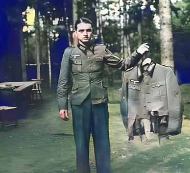这张照片拍摄于1944年7月20日。一名德军士兵提着一件破烂不堪的军服在镜头前展