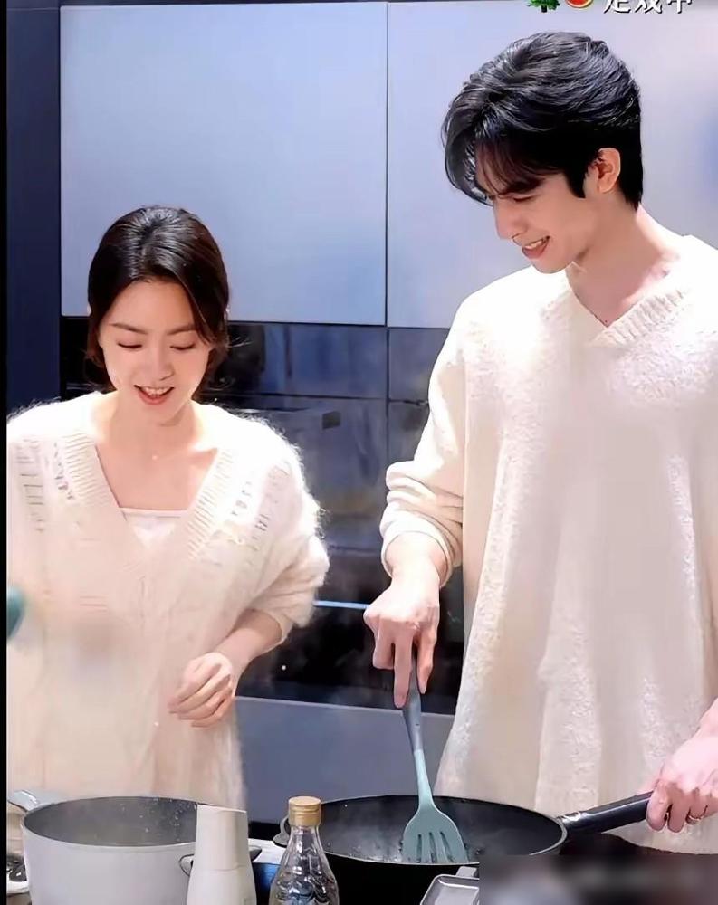 《骄阳似我》看完了。我很庆幸三个点。第一：顾漫非常听劝，把男主改成了林屿森。