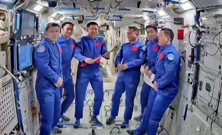 估计现在最让人揪心的，就是神舟二十号的航天员了！明明11月4号就和神二十一