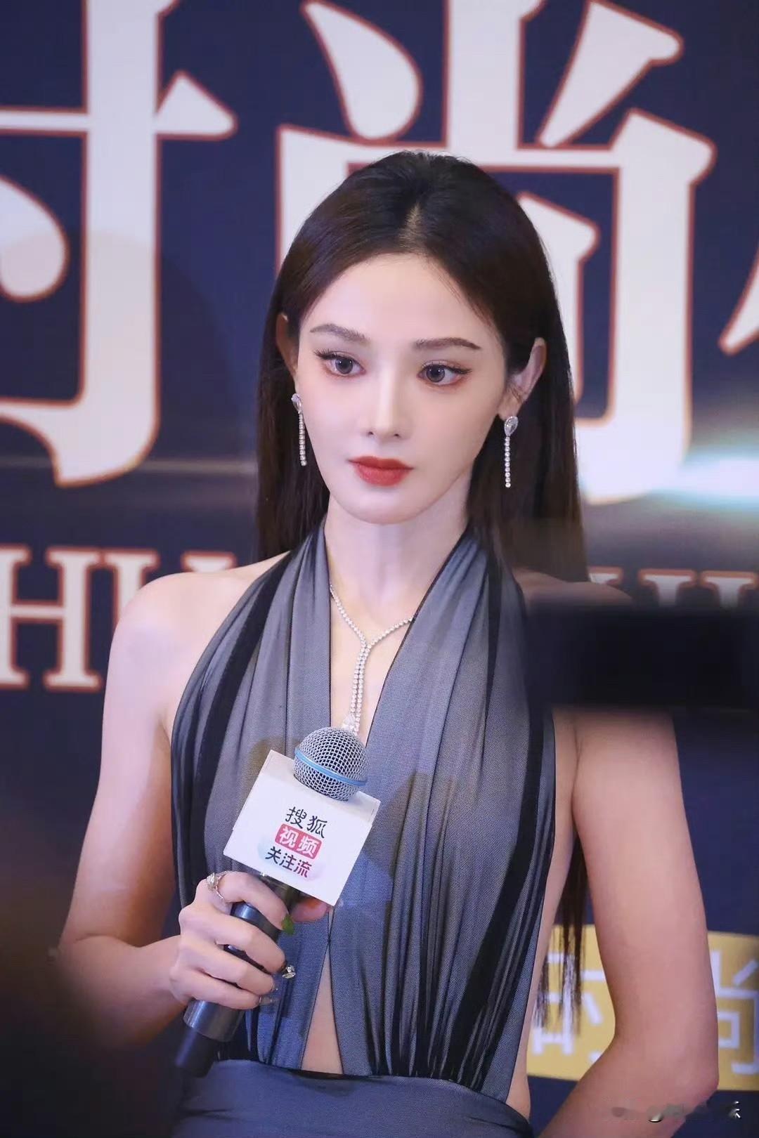 彭小苒这样的颜值居然没拍过现代剧她古装已经够抓眼球了，没想到现代的美艳御姐风也