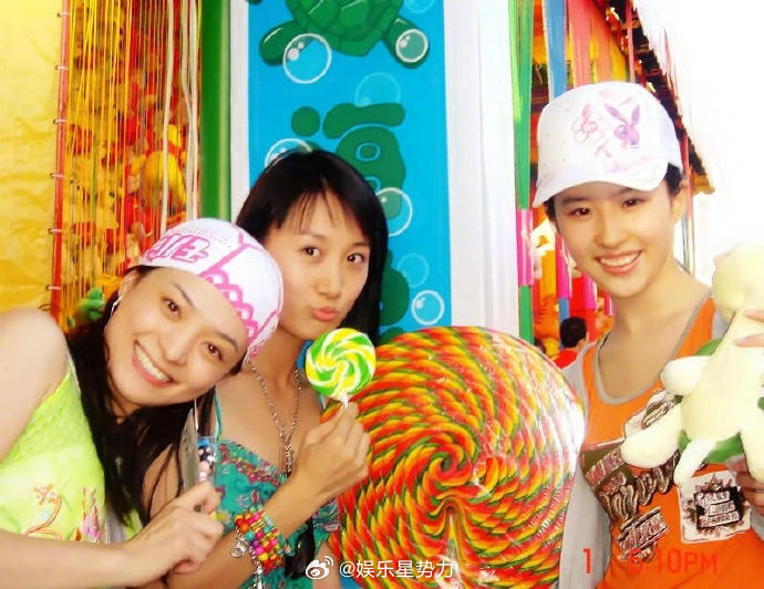 刘亦菲北电时期旧照翻开相册发现宝藏！20年前还在北电上学的刘亦菲，和同学们在游