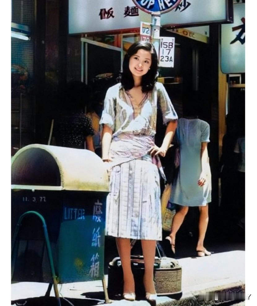 1973年，香港，20岁的邓丽君站在废纸箱旁的留影旧照，照片中的邓丽君穿着朴素大