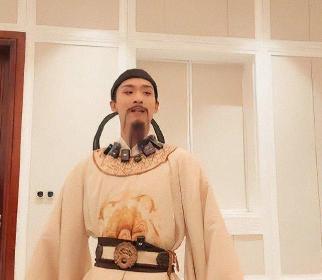 ☁高考落榜生把自己“逼”成李白，连撒贝宁都说厉害。这事说出来你都不信