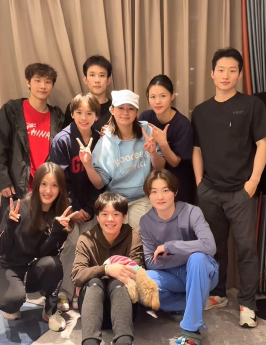 全红婵的生日合影里，她身形匀称。直接打了那些说她“胖了”“贪嘴”的媒体的脸。