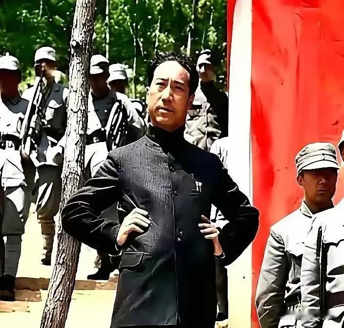 军统人员配备军装，且会按期发放，但他们向来不穿军装，头目戴笠也总是身着学生装，一