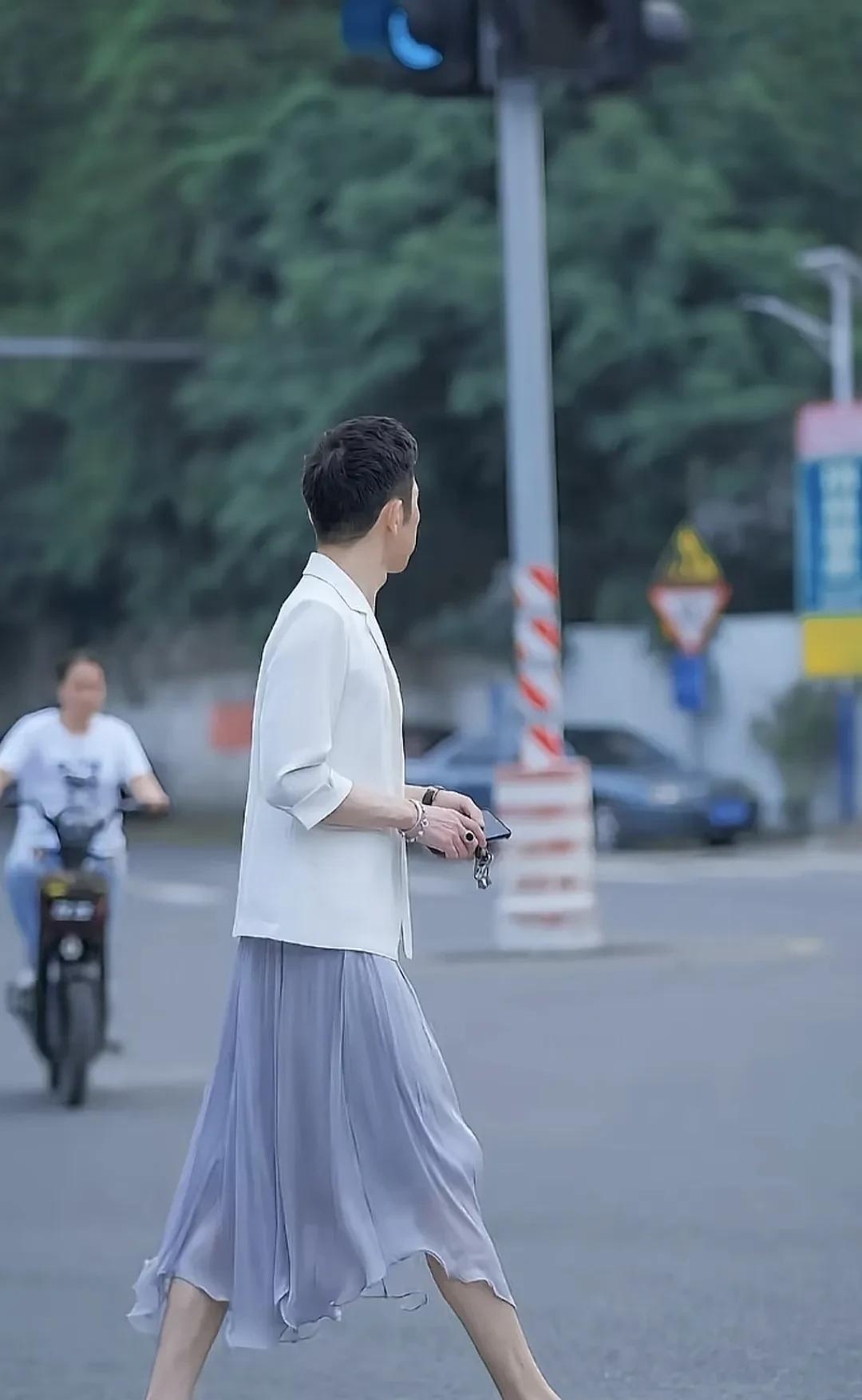 你以为是男人穿女装吗？其实这是一位服装设计师在测试自己设计的女装，他认为如果自己